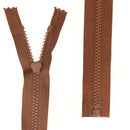 Fermeture à glissière séparable en plastique marron de 6 mm, boutonnière pour vêtements, vue rapprochée.