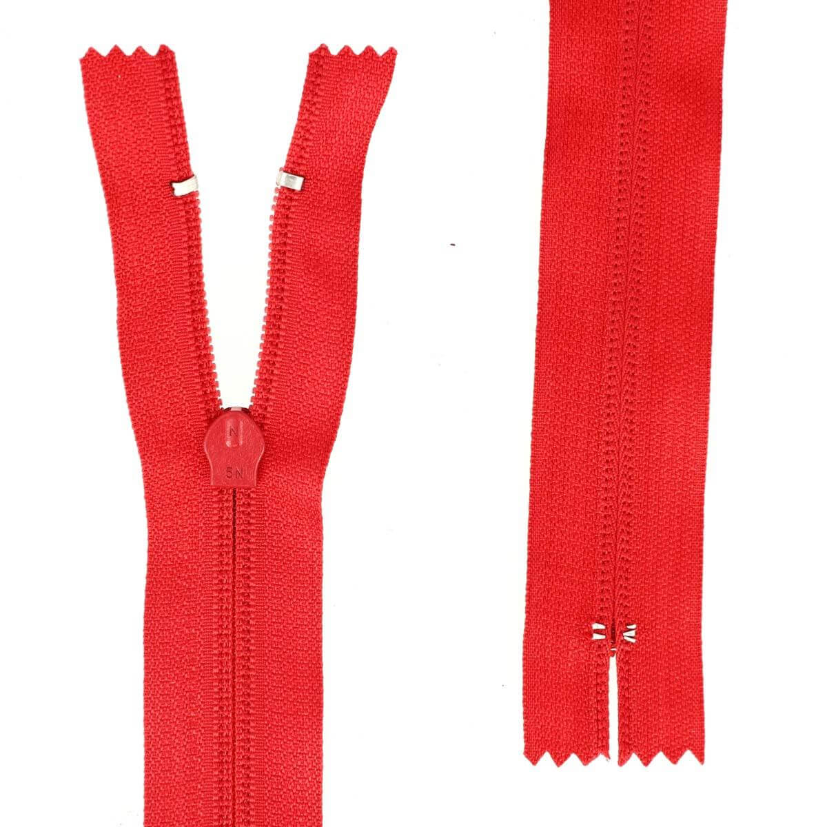 Fermeture à glissière en nylon rouge de 6 mm, détail de la mercerie, vue rapprochée.