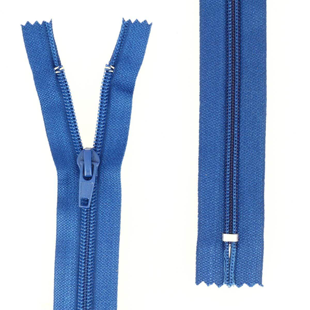 Fermeture à glissière en nylon bleu marine de 6 mm, mercerie, vue rapprochée montrant la fermeture et la couleur.