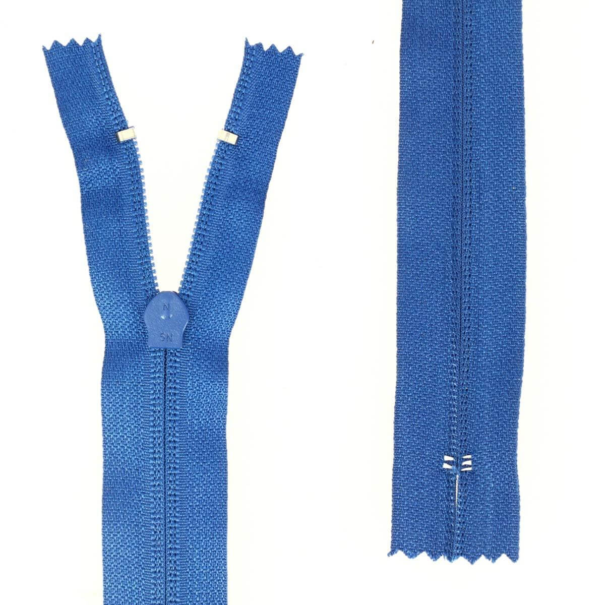 Fermeture à glissière en nylon de 6 mm couleur bleu marine, produit de mercerie avec glissière visible.