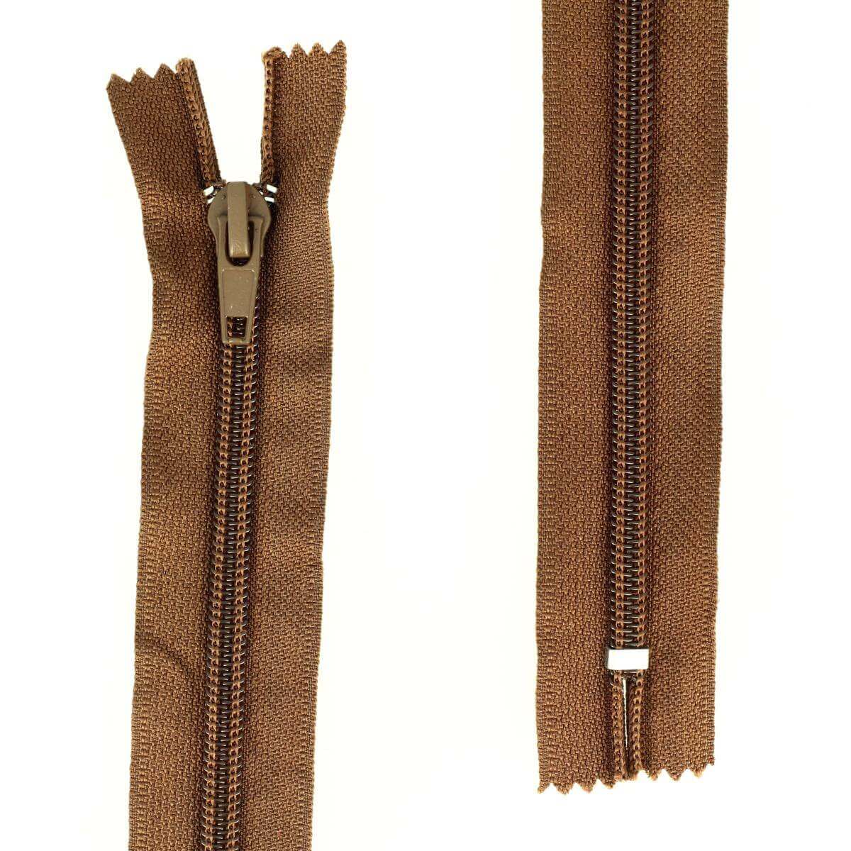 Fermeture à glissière en nylon marron de 6mm, produit de mercerie, avec curseur et dents visibles.