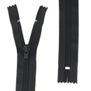 Fermeture à glissière en nylon noire de 6mm, produit de mercerie, avec curseur et dents visibles.
