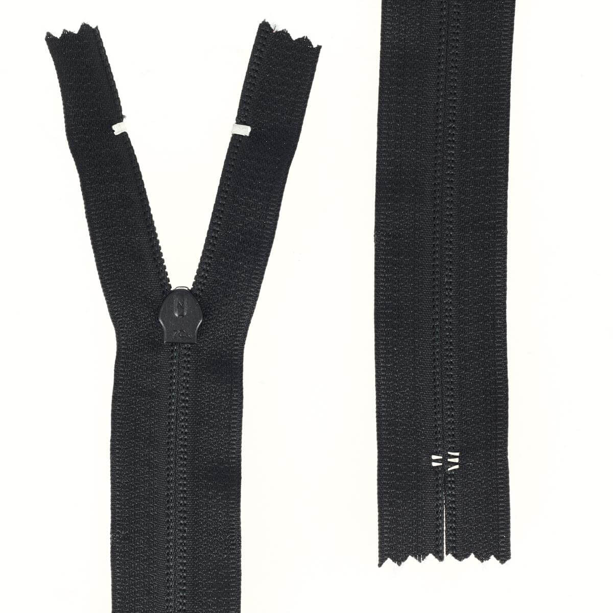 Fermeture à glissière en nylon noire de 6mm, produit de mercerie, avec curseur visible pour vêtements ou accessoires.