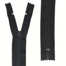 Fermeture à glissière en nylon noire de 6mm, produit de mercerie, avec curseur visible pour vêtements ou accessoires.
