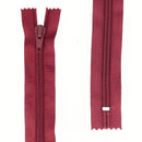 Fermeture à glissière en nylon de 6mm, couleur bordeaux, pour mercerie, vue rapprochée de la fermeture.