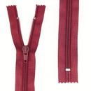 Fermeture à glissière en nylon de 6mm de couleur bordeaux, pour mercerie, image montrant la fermeture en détail.
