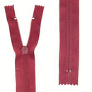 Fermeture à glissière en nylon 6mm de couleur bordeaux, produit de mercerie, vue détaillée de la fermeture.