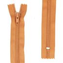 Fermeture à glissière en nylon 6mm couleur fauve, produit de mercerie.