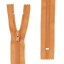 Fermeture à glissière en nylon de 6mm de couleur fauve, mercerie pour vêtements ou accessoires.
