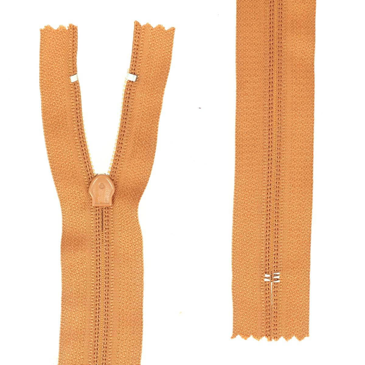 Fermeture à glissière en nylon de 6mm de couleur fauve, produit de mercerie, pour vêtements ou accessoires.