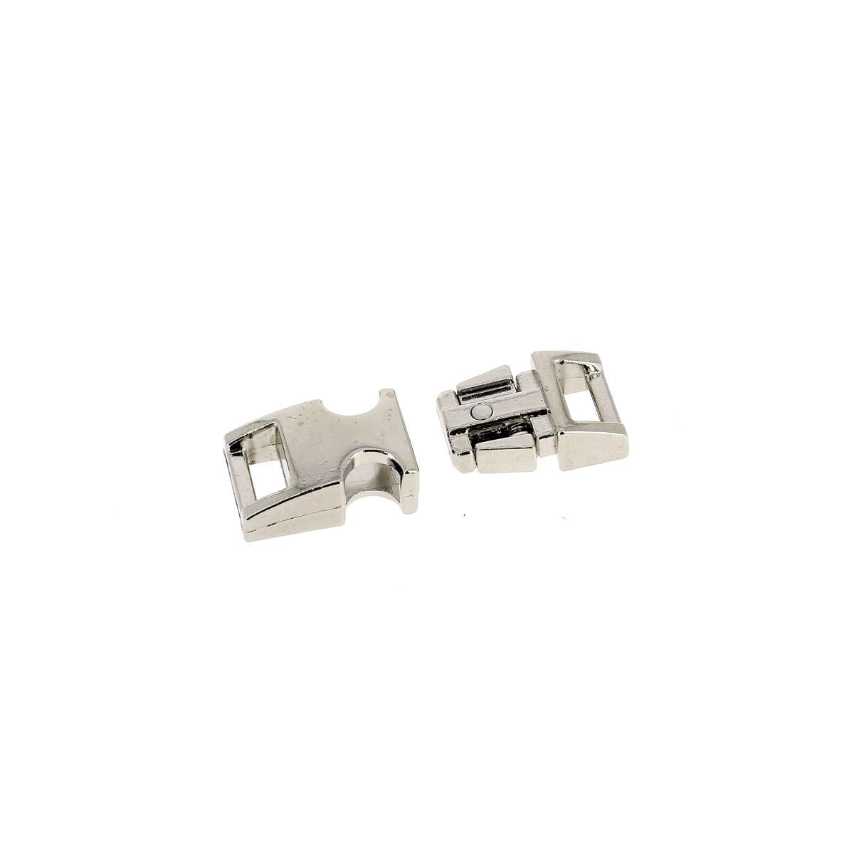 Fermeture clip nickelée en bouclerie, fixation métallique pour bijoux ou accessoires, image montrant la pièce de fermeture.