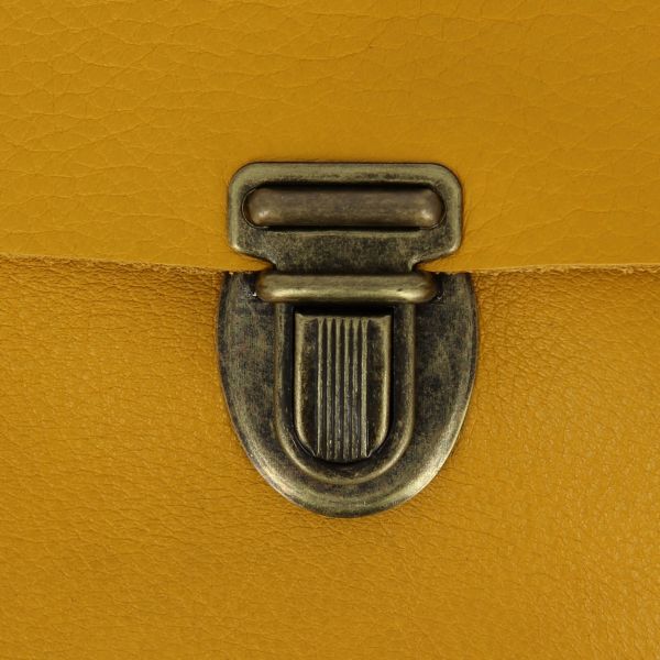 Fermeture de cartable TUCK en laiton vieilli, 21x30mm, accessoire pour sac ou cartable, visible en détail dans l'image.