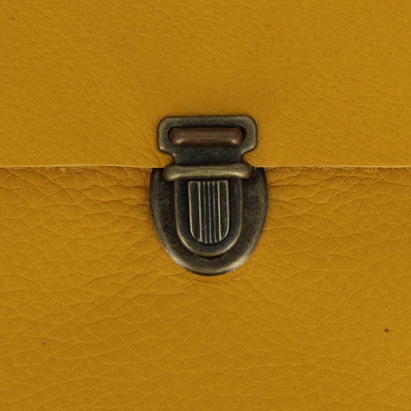Fermeture de cartable TUCK en laiton vieilli, 15x21 mm, accessoire pour sac ou bagage, visible en détail.