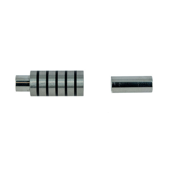 Fermoir bijou Cléa en inox avec bandes noires, lacet rond 5 mm, création de bijoux, finition élégante et durable.