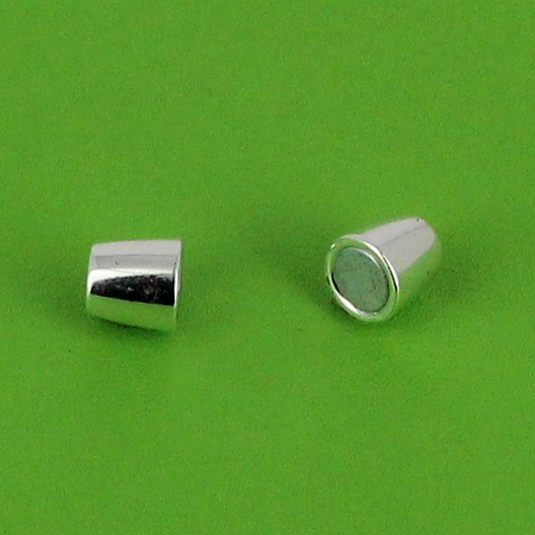 Fermoir bijou en argent avec cylindre conique aimanté, pour lacet rond de 5 mm, création de bijoux élégante.