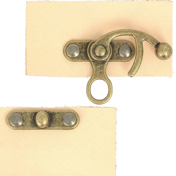 Fermoir pivotant en laitonné vieilli de 36x42mm pour sac, accessoire de maroquinerie durable et élégant.