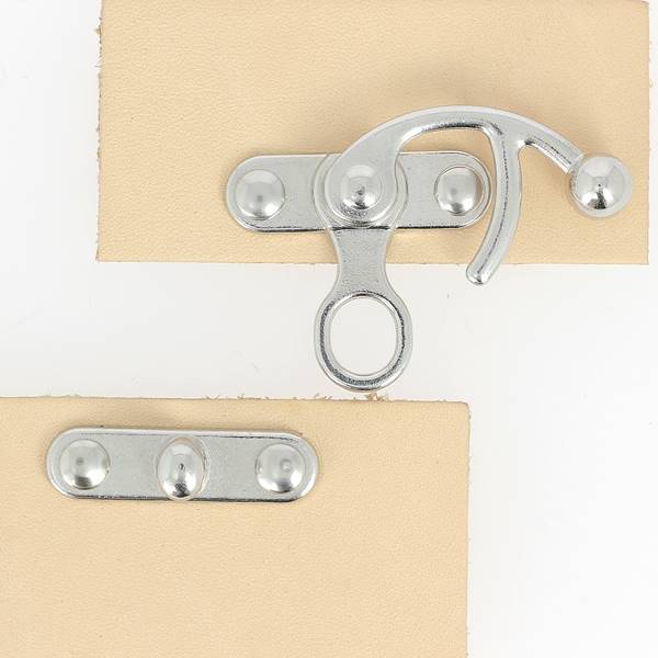 Fermoir pivotant pour sac en métal nickelé, dimensions 36x42 mm, accessoire de sac pratique et résistant.