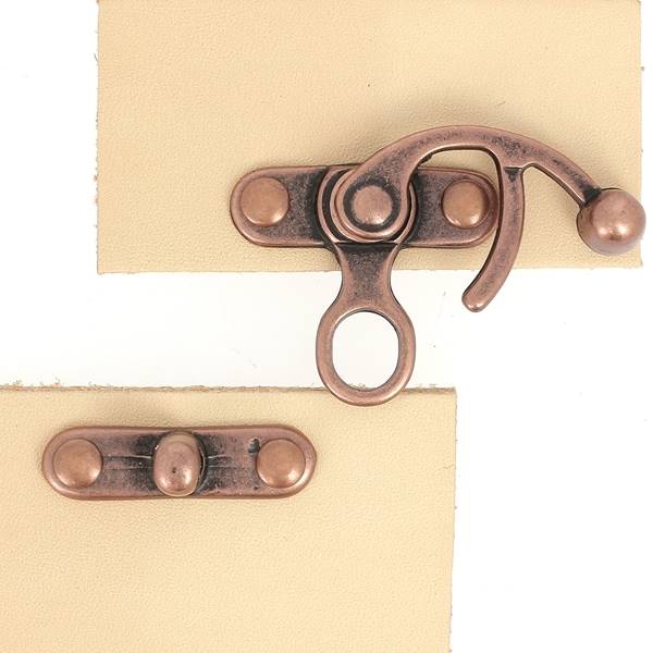Fermoir pivotant pour sac en vieux cuivre, 36x42mm, accessoire de maroquinerie robuste et élégant.