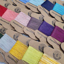 Fil de lin ciré MeiSi bleu lagon, cartonnette de 8m, mercerie fine M50, 0,55 mm, aspect lisse et brillant.