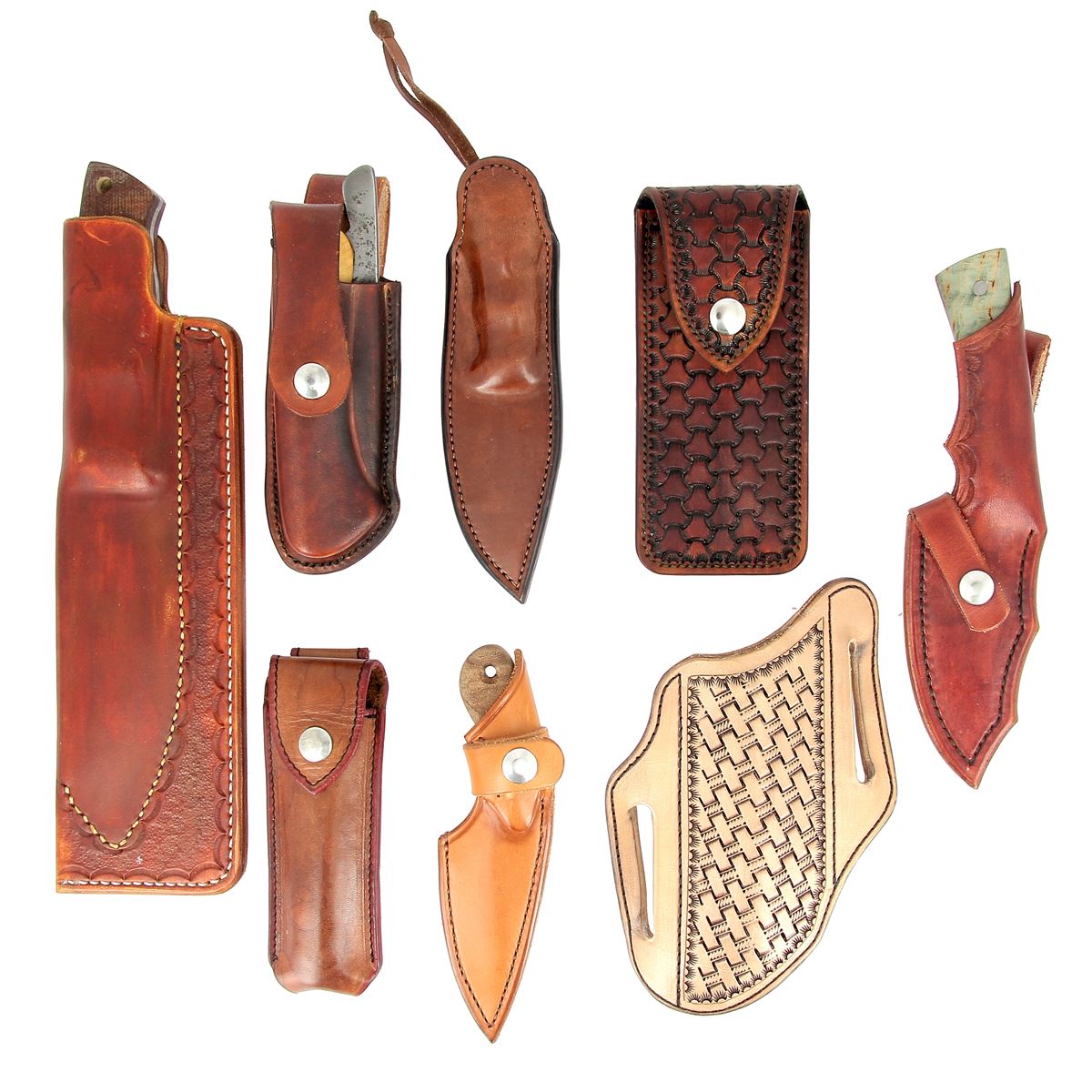 Formation Deco Cuir pour fabriquer un étui en cuir pour couteau fixe ou pliant, montrant des outils et matériaux de création.