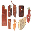 Formation Deco Cuir pour fabriquer un étui en cuir pour couteau fixe ou pliant, montrant des outils et matériaux de création.