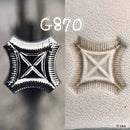 Marteau sur manche Oka G870 avec motif géométrique, outil de menuiserie en bois et métal, vue de face.