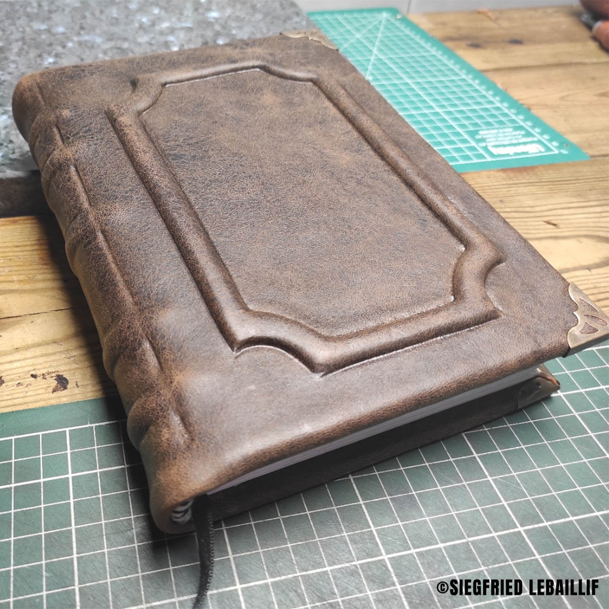 Peau entière de cuir de basane marron vieilli, en cuir français, visible avec texture naturelle et finition authentique.
