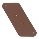 Découpe de cuir pour grand porte-monnaie triangle en cuir marron, fabriquée par Deco Cuir, avec détails de finition en cuir marron.