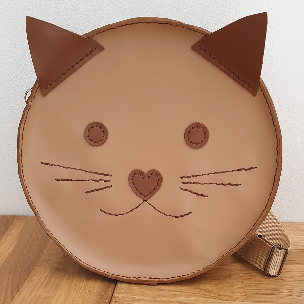 Patron de sac à dos en cuir chat pour enfant de Deco Cuir, modèle pour livres et patrons, illustration détaillée en cuir.