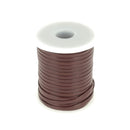 Lacet en cuir pigmenté plat Deco Cuir, largeur 3 mm, pour chaussures ou bottines, visible en brun foncé.