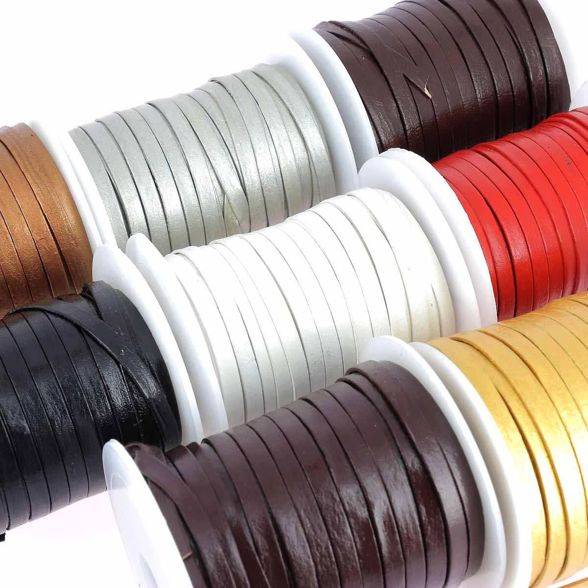 Lacet en cuir pigmenté plat de 4 mm de largeur, fabriqué par Deco Cuir, visible en image.