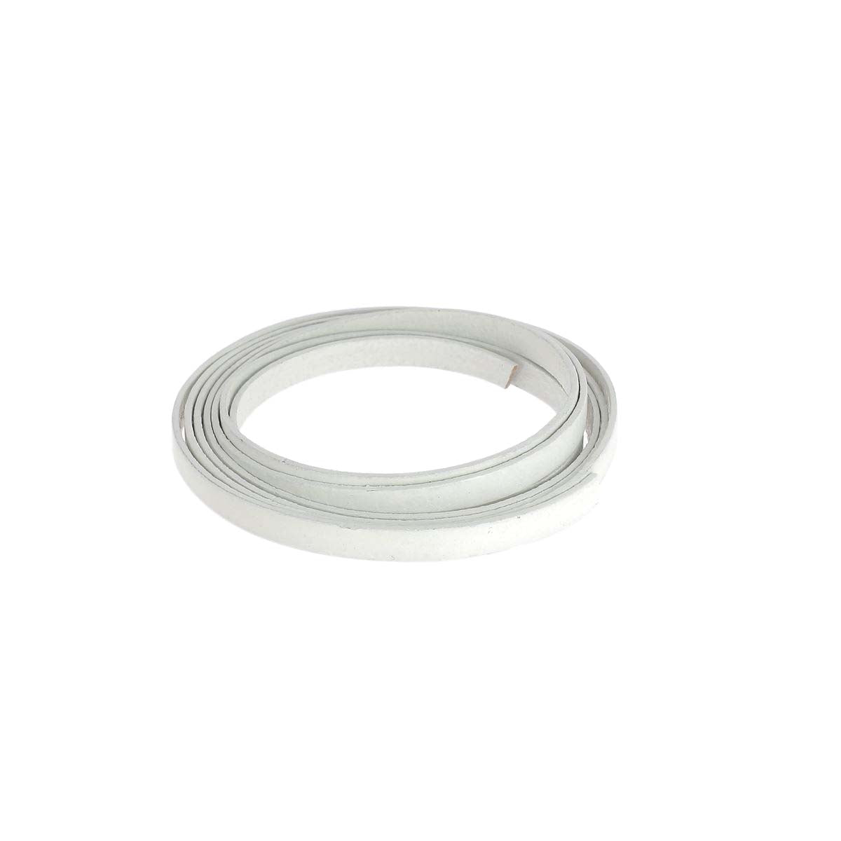 Lacet en cuir pigmenté plat de 5 mm de large, fabriqué par Deco Cuir, posé sur une surface claire.