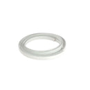Lacet en cuir pigmenté plat de 5 mm de large, fabriqué par Deco Cuir, posé sur une surface claire.