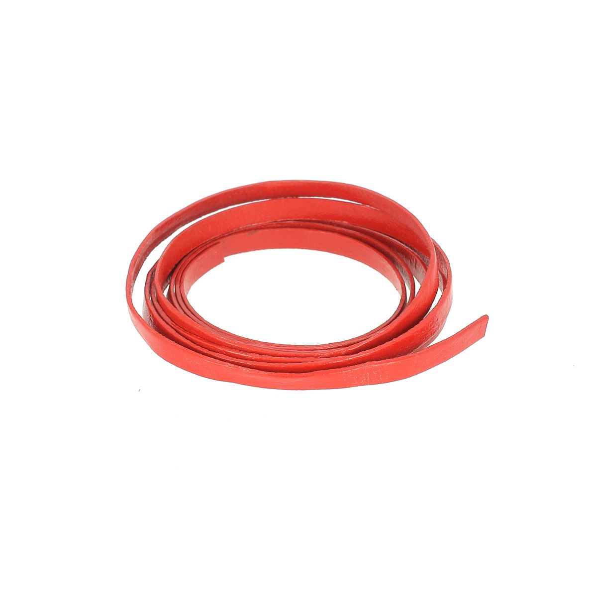Lacet en cuir pigmenté plat de 5 mm de largeur, fabriqué par Deco Cuir, posé sur un fond neutre.