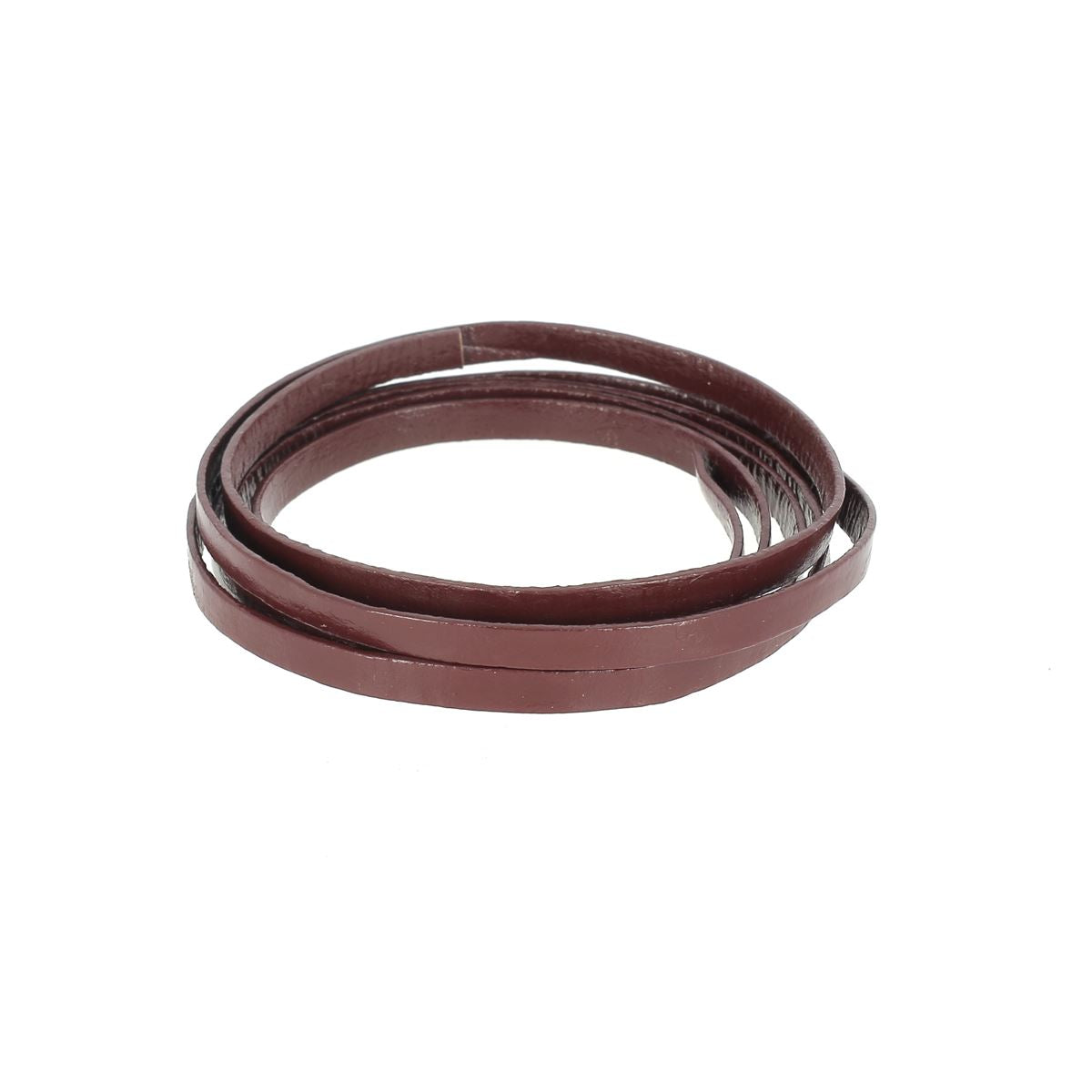 Lacet en cuir pigmenté plat de 5mm de large, fabriqué par Deco Cuir, montré en détail sur l'image.