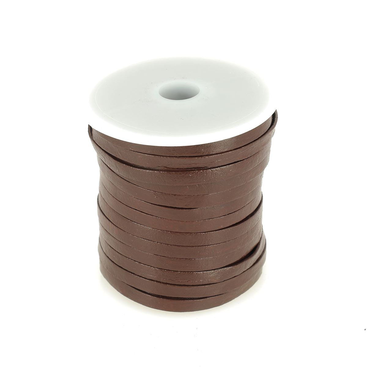 Lacet en cuir pigmenté plat de 5mm de large, fabriqué par Deco Cuir, visible en couleur brun foncé.