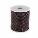 Lacet en cuir teinté rond de 2 mm de la marque Deco Cuir, couleur chocolat, visible avec détails de texture et finition.