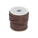 Lacet en cuir pigmenté plat tressé de 5 mm en couleur chocolat, fabriqué par Deco Cuir, visible en gros plan.