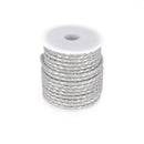 Lacet en cuir pigmenté rond tressé argenté de 3 mm de diamètre, fabriqué par Deco Cuir, pour chaussures élégantes.