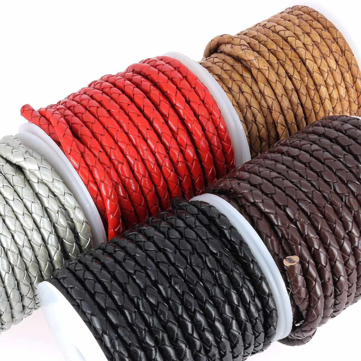 Lacet en cuir pigmenté rond tressé de 5mm de diamètre, de couleur tan, par Deco Cuir, visible en détail.