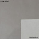 Morceau de croûte de cuir verni argenté, tissu de cuir brillant, pour projets de maroquinerie ou artisanat, vu en gros plan.