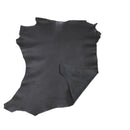 Peau de cuir de chèvre maroquinerie noir, grainé, à double tannage, visible en gros plan.