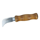 Couteau serpette Osborne 425 pour couper le cuir, outil professionnel avec lame fine et tranchante, en action.