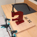 Presse d'établi Deco Cuir avec socle en bois et trois jeux de pose pour outils de bricolage.