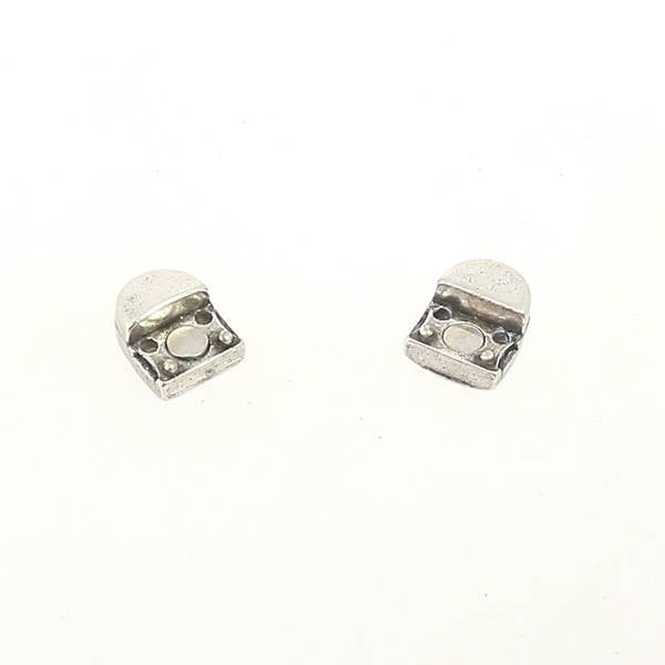 Fermoir bijou ovale aimanté pour lacet plat 5mm, création bijoux, en métal fin, visible en détail.