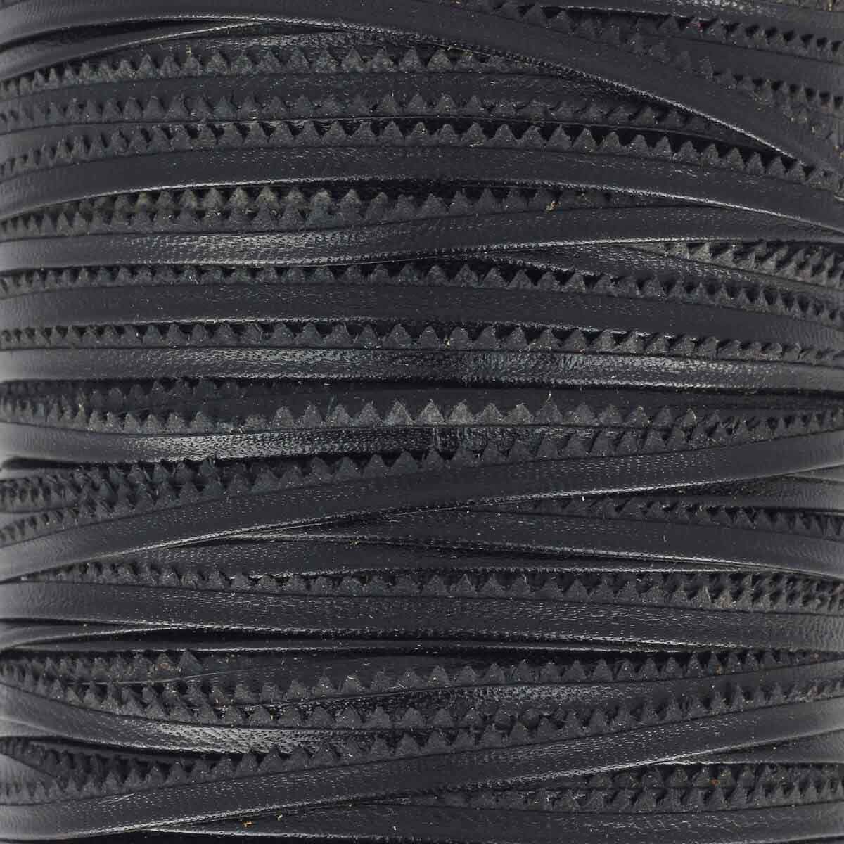 Passepoil en cuir cranté noir pour mercerie, visible en détail sur le mètre, idéal pour couture et finition de vêtements.
