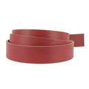 Lanière en cuir de collet tannage végétal rouge foncé, épaisseur 3,4 mm, fabriquée par Deco Cuir, visible en gros plan.