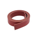 Lanière en cuir de collet tannage végétal rouge foncé, épaisseur 3,4 mm, fabriquée par Deco Cuir, vue en gros plan.