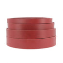 Lanière en cuir de collet tannage végétal rouge foncé, épaisseur 3,4mm, fabriquée par Deco Cuir, vue en gros plan.
