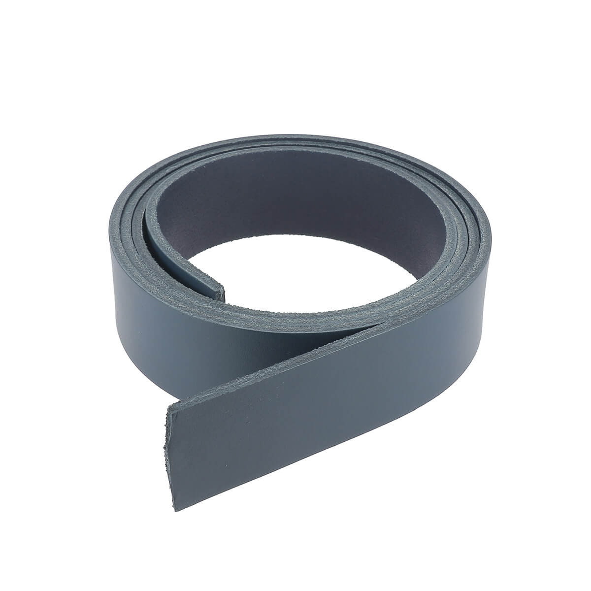 Lanière en cuir de collet tannage végétal de 3,4 mm en bleu marine, fabriquée par Deco Cuir, vue en gros plan.